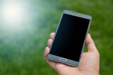 Elinde yeşil arkaplan olan akıllı telefon