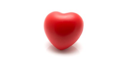 Kırmızı kalp beyaz arkaplanda izole