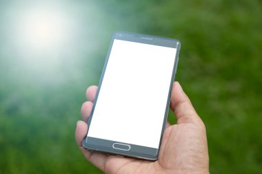 Elinde yeşil arkaplan olan akıllı telefon