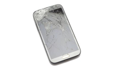 Kırık ekran beyaz arka plan üzerinde izole ile Smartphone