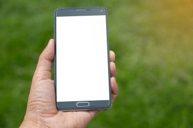 Elinde yeşil arkaplan olan akıllı telefon