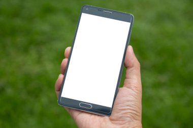 Elinde yeşil arkaplan olan akıllı telefon