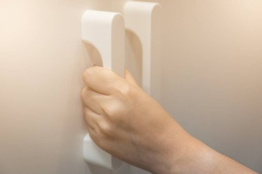 Kadın arka plan için el ile gardırobu açar