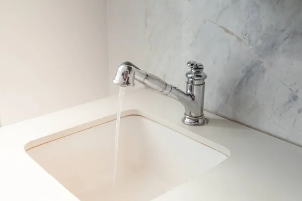 Musluktan Damlası Modern Beyaz Lavabo — Stok fotoğraf