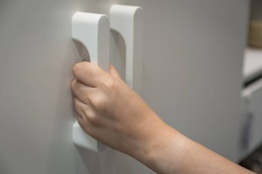 Kadın arka plan için el ile gardırobu açar