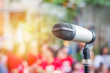 Bulanık arkaplan olan halka açık alanda mikrofonu kapat