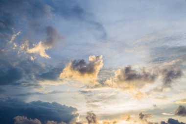 Gün batımından önce gökyüzü ve bulutlar