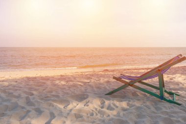 Sahilde boş bir plaj sandalyesi.