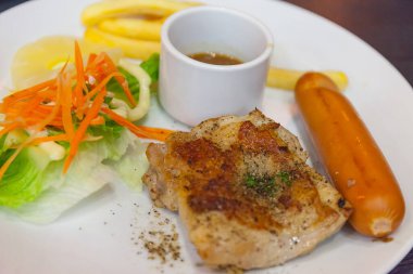 Karabiber ve sosis tavuk biftek