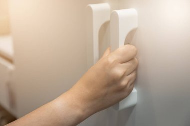 Kadın arka plan için el ile gardırobu açar