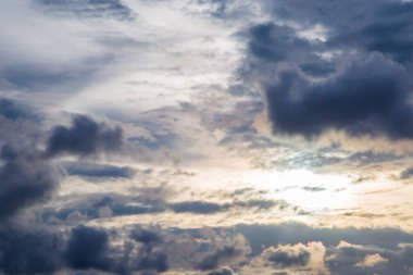 Gün batımından önce gökyüzü ve bulutlar