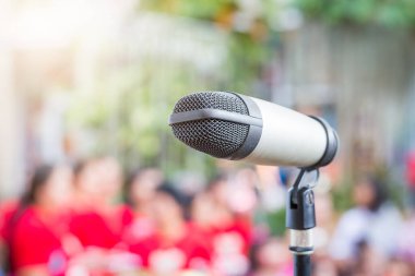 Bulanık arkaplan olan halka açık alanda mikrofonu kapat