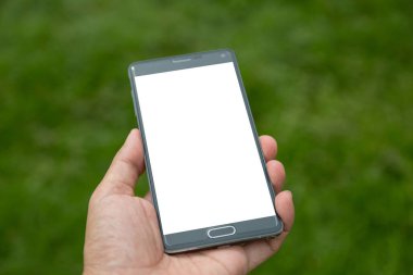Elinde yeşil arkaplan olan akıllı telefon