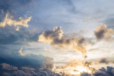 Gün batımından önce gökyüzü ve bulutlar