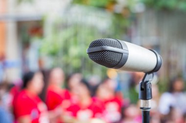 Bulanık arkaplan olan halka açık alanda mikrofonu kapat