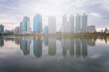 Gün batımı arka plan önce su yansıması ile bina şehir
