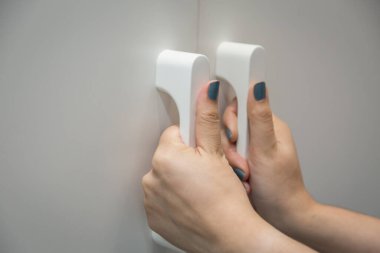 Kadın arka plan için el ile gardırobu açar