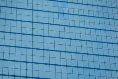 Arka plan için ofis binasının mavi camlı pencereleri