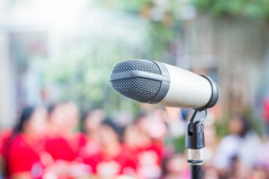 Bulanık arkaplan olan halka açık alanda mikrofonu kapat