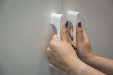 Kadın arka plan için el ile gardırobu açar