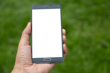 Elinde yeşil arkaplan olan akıllı telefon