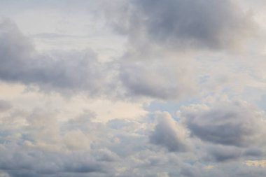 Gün batımından önce gökyüzü ve bulutlar