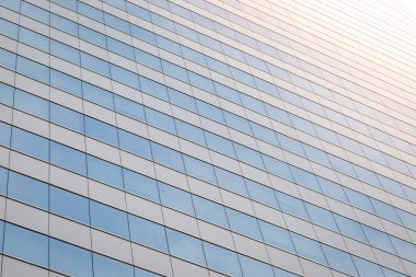 Enerji tasarrufu için modern binanın mavi camı.