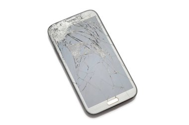 Kırık ekran beyaz arka plan üzerinde izole ile Smartphone