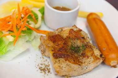 Karabiber ve sosis tavuk biftek