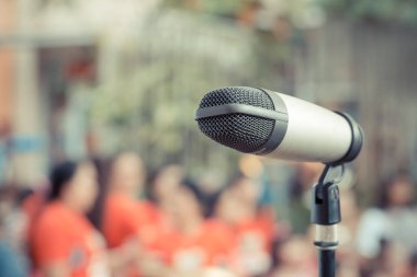 Bulanık arkaplan olan halka açık alanda mikrofonu kapat