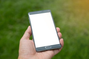 Elinde yeşil arkaplan olan akıllı telefon
