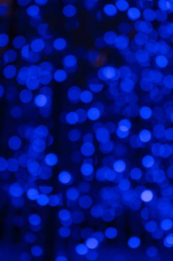 Siyah arkaplanda mavi bokeh