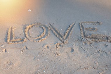 aşk mesajı kum arka planında yazıldı