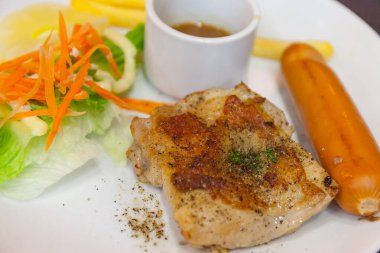 Karabiber ve sosis tavuk biftek