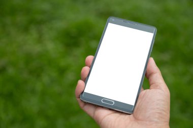Elinde yeşil arkaplan olan akıllı telefon