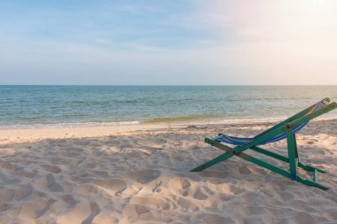 Sahilde boş bir plaj sandalyesi.