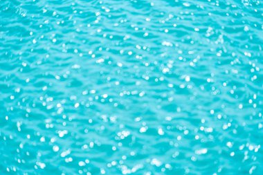 Mavi su arkaplanındaki ışıktan soyut bokeh