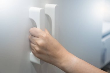 Kadın arka plan için el ile gardırobu açar