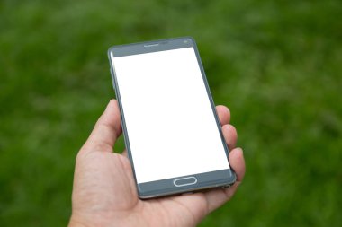 Elinde yeşil arkaplan olan akıllı telefon