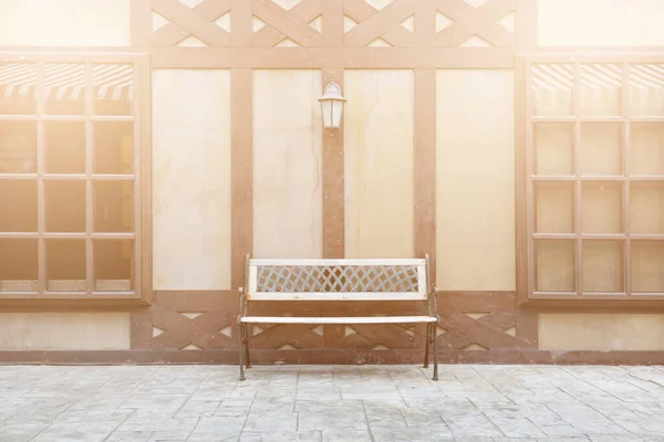 Винтажное Деревянное Кресло Старым Деревянным Фоном — стоковое фото