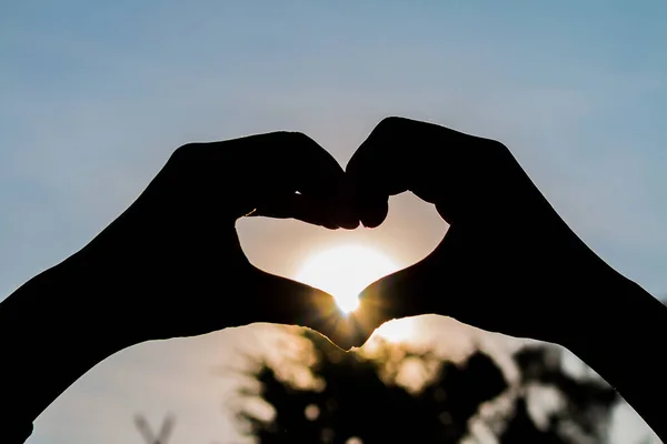 Liefde Vorm Hand Silhouet Bij Zonsondergang Achtergrond — Stockfoto