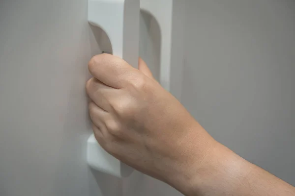 Mujer Mano Armario Abierto Uso Fondo — Foto de Stock