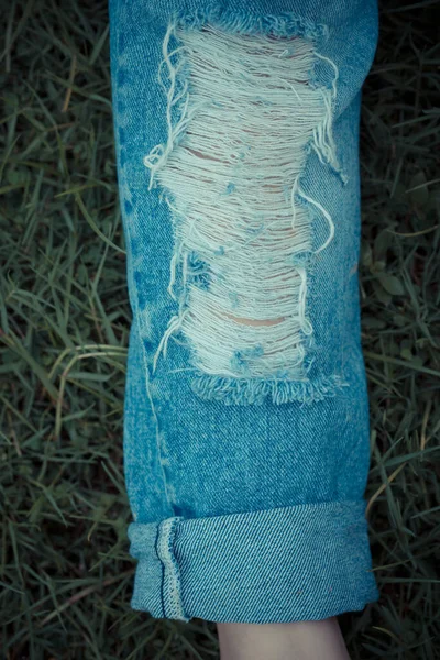 Donna Strappato Jeans Sfondo — Foto Stock