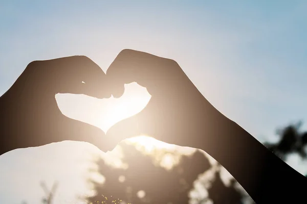 Liefde Vorm Hand Silhouet Bij Zonsondergang Achtergrond — Stockfoto