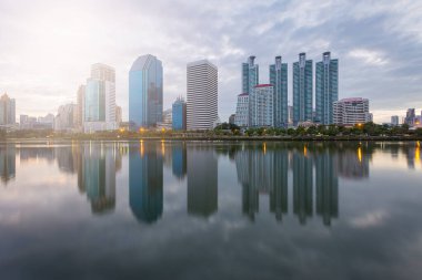 Gün batımı arka plan önce su yansıması ile bina şehir