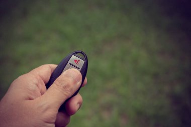 Yeşil arkaplanda uzaktan kumanda