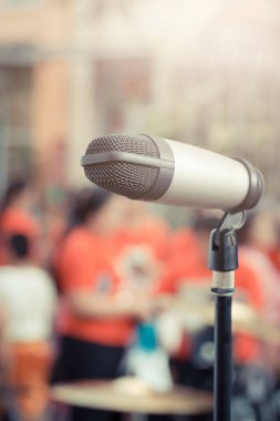 Bulanık arkaplan olan halka açık alanda mikrofonu kapat