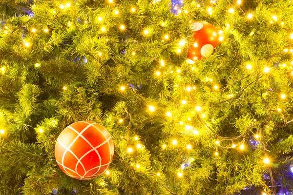 Árvore Natal Decorativa Com Bola Vermelha Fundo Claro — Fotografia de Stock