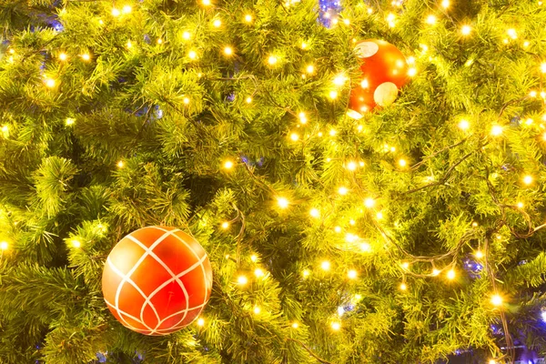 Arbre Noël Décoratif Avec Boule Rouge Fond Clair — Photo