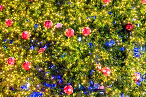 Dekorativní Vánoční Stromek Červenou Koulí Světlým Pozadím — Stock fotografie